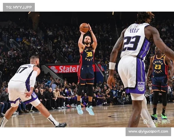 库里超远三分命中,主场观众起立鼓掌